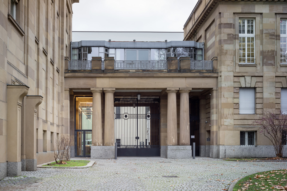 Staatstheater-Wuerttemberg Bott 01